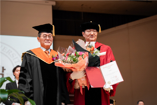 배덕효(왼쪽) 세종대 총장과 조원태 한진그룹 회장이 기념촬영을 하고 있다.